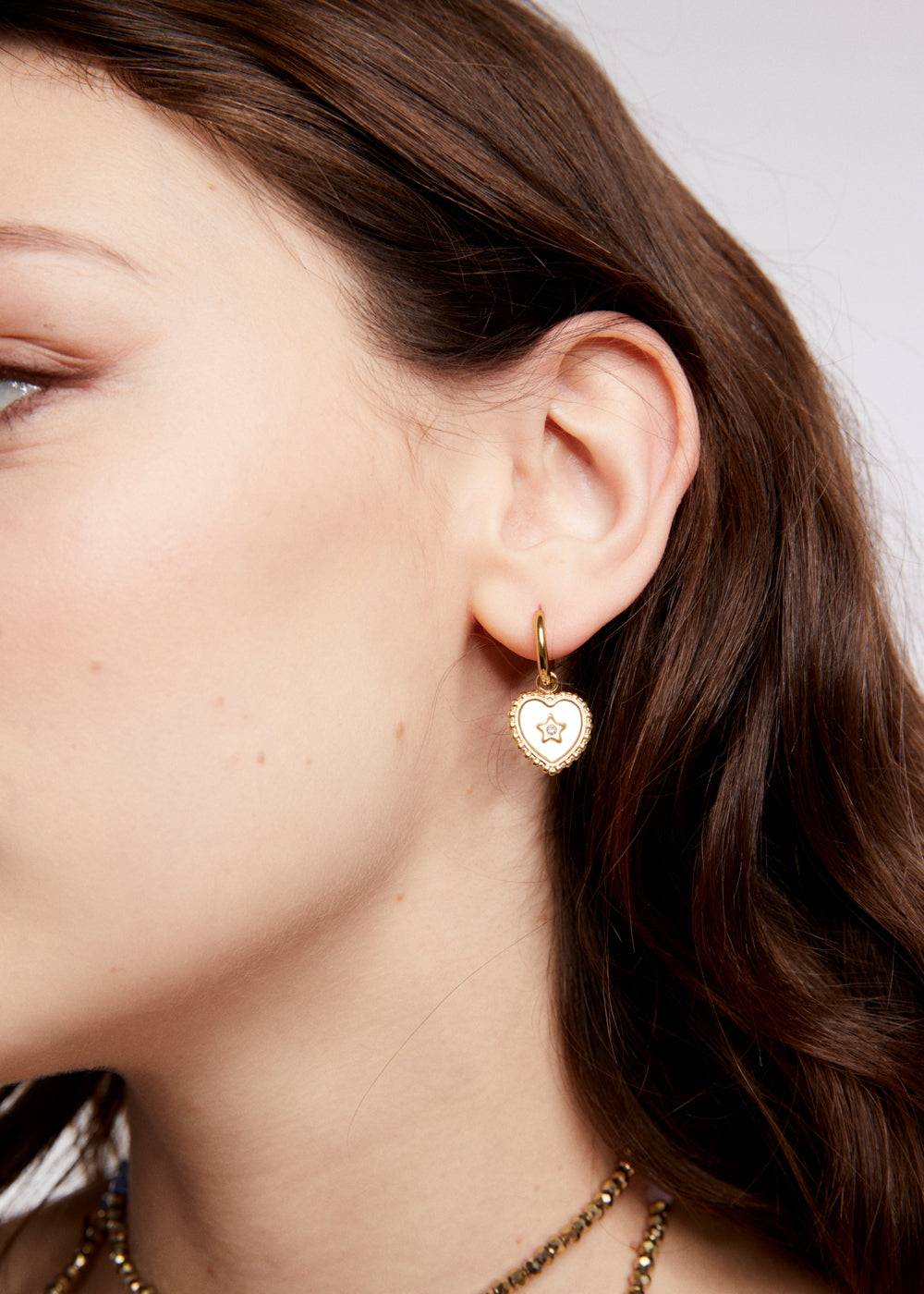 Nalí S.STEEL HOOP EARRINGS W/ WHITE HEART Negozio