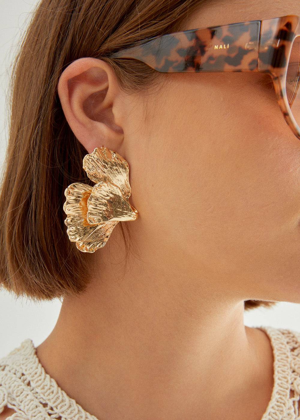 Nalí OVERSIZE LOBE EARRINGS IN GOLD Negozio