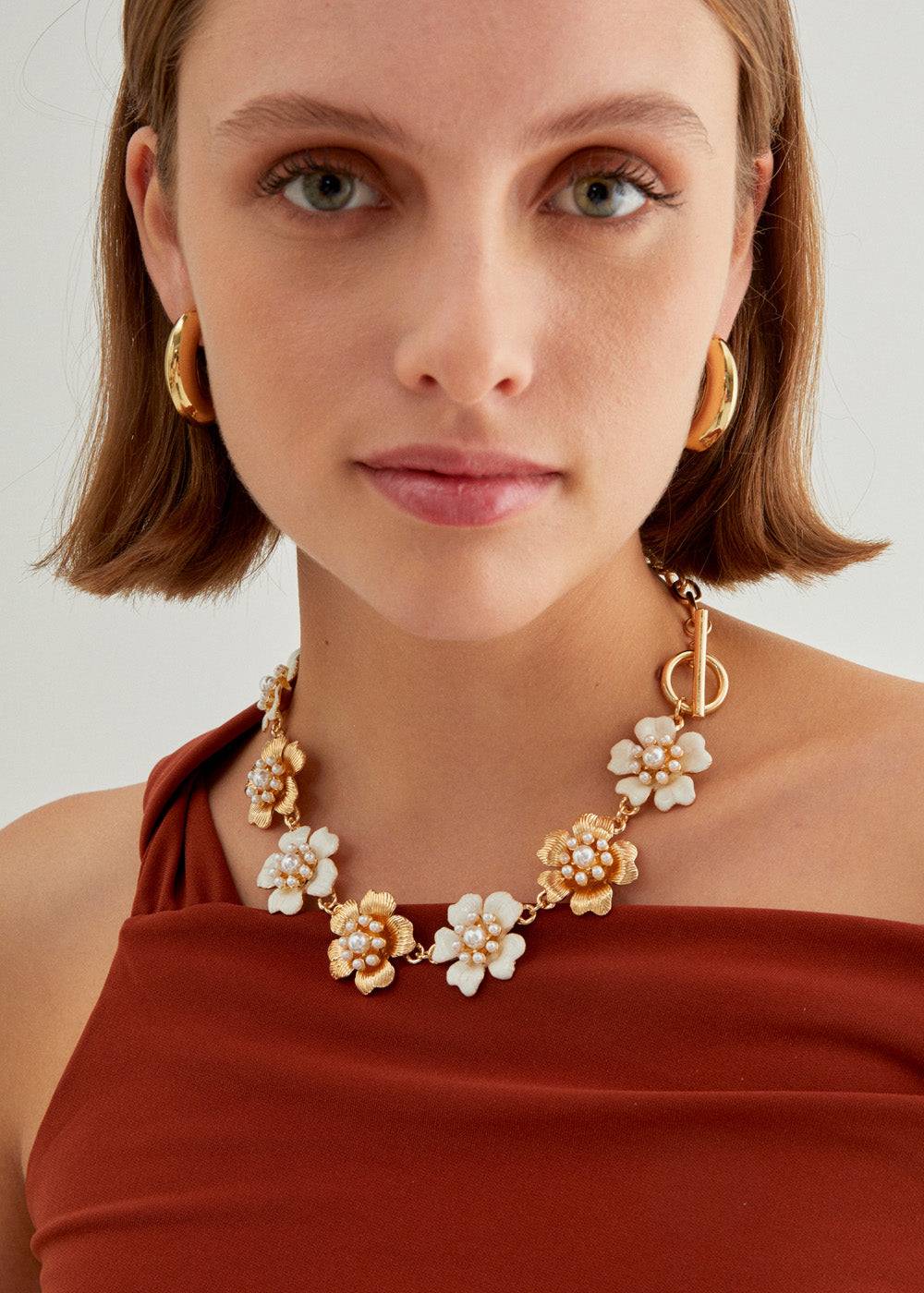Nalí NECKLACE W/ ENAMEL FLOWERS AND PEARLS Offerta temporanea