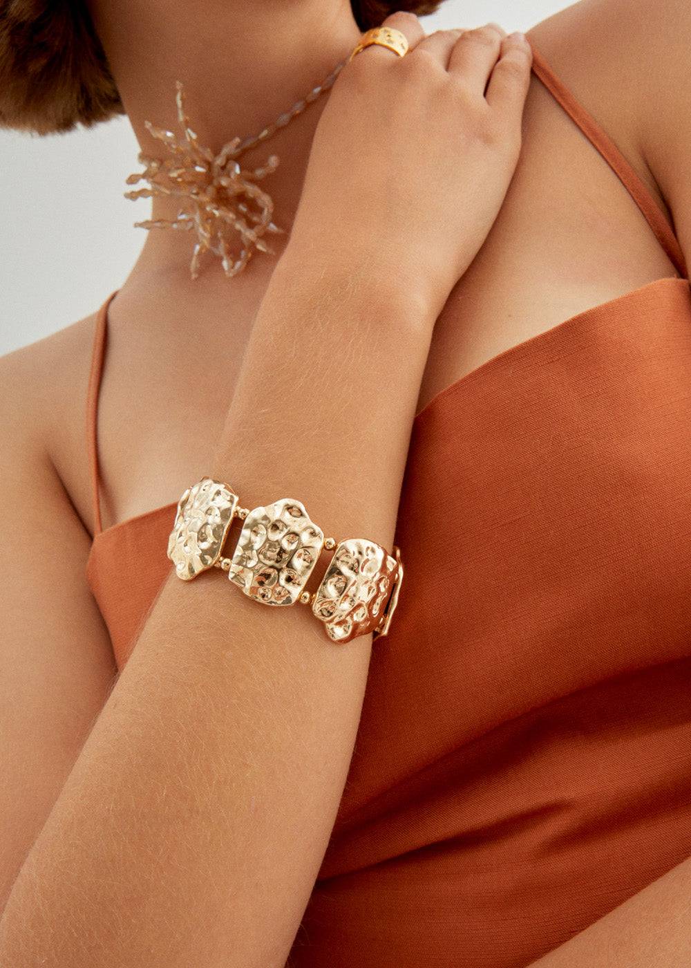 Nalí BRACELET W/ HAMMERED SURFACE IN GOLD Nuovi prodotti