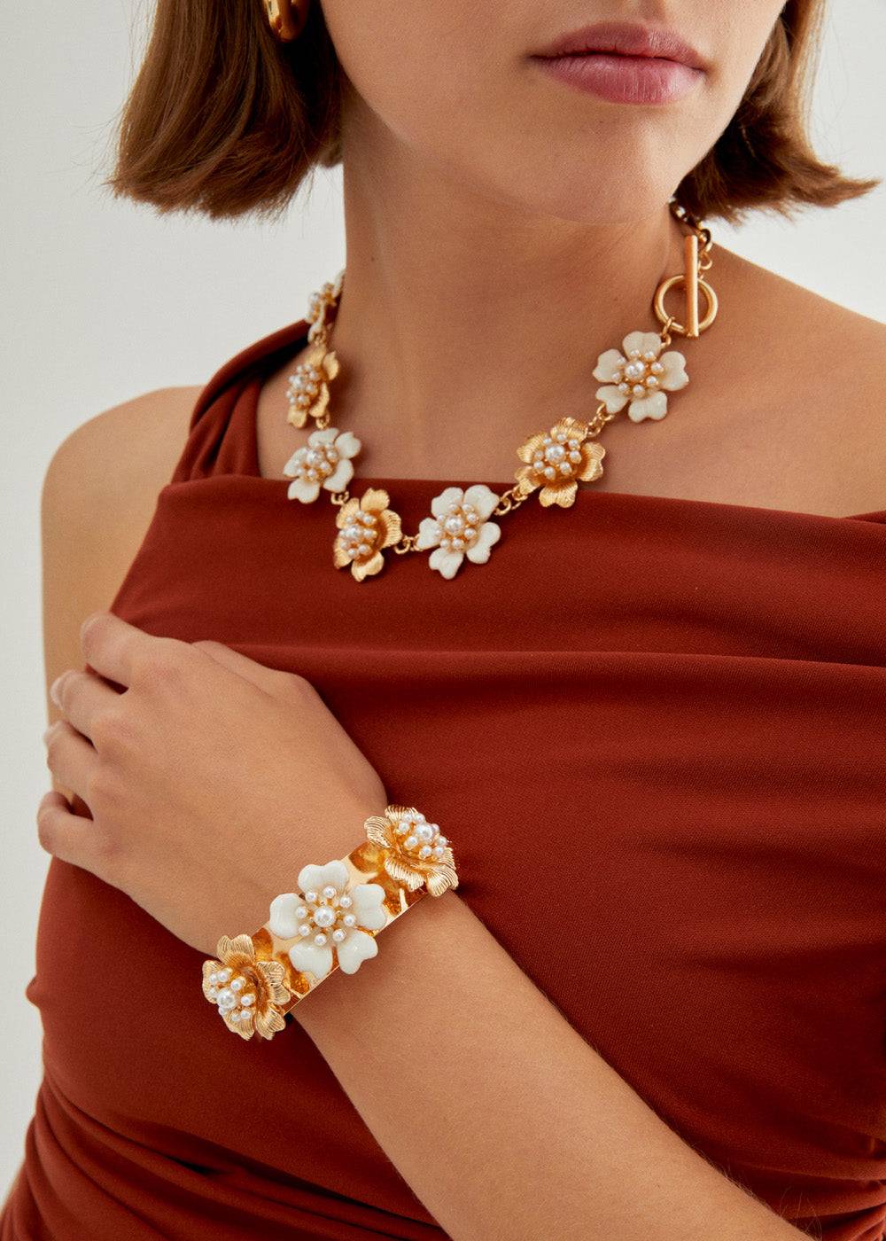 Nalí ENAMEL FLOWER BANGLE BRACELET W/ PEARLS Offerte speciali