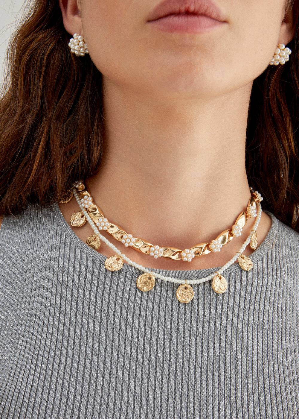 Nalí NECKLACE W/ GOLD PENDANT + WHITE BEADS Super sconto