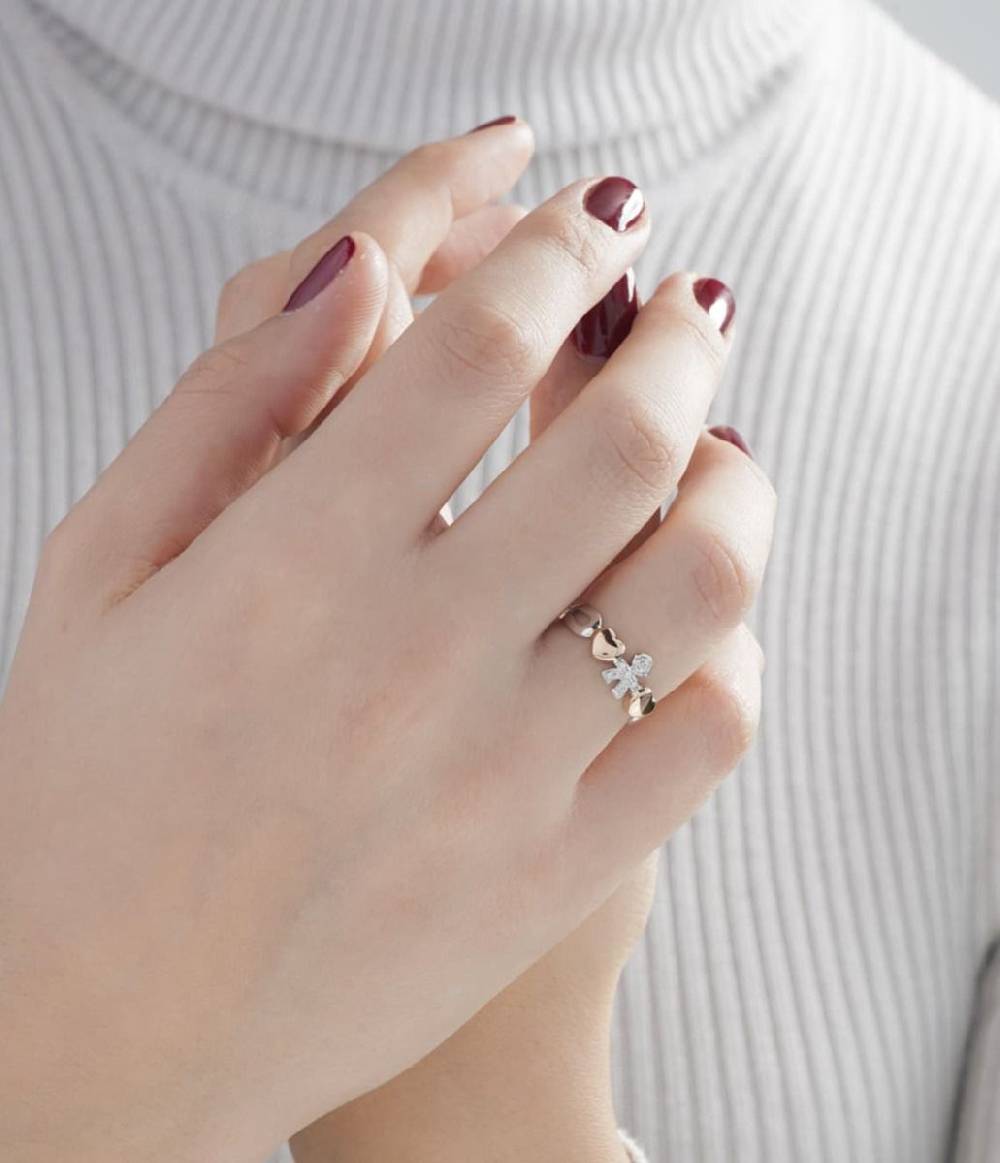 Le Bebé Anello I Preziosi con sagoma bimbo in oro bianco e diamanti Offerta speciale