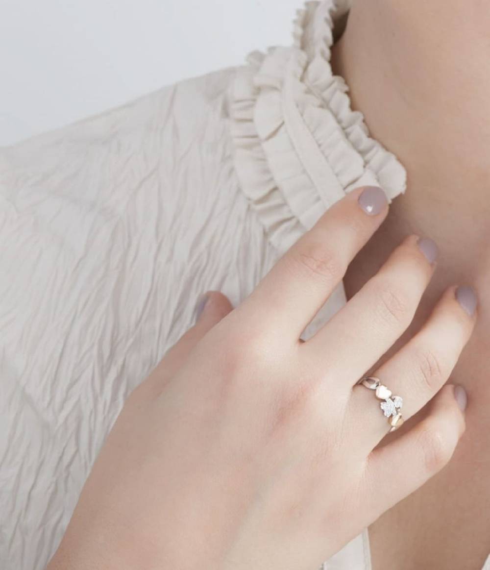 Le Bebé Anello I Preziosi con sagoma bimba in oro bianco e diamanti Offerte
