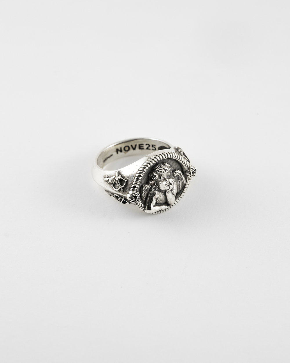Nove25 ANELLO CHEVALIER CUPIDO IN ARGENTO Offerta