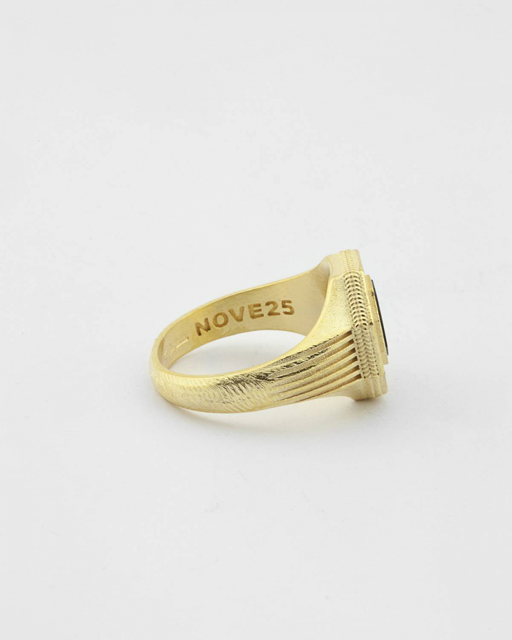 Nove25 ANELLO CHEVALIER OMNIA VINCIT AMOR PLACCATO ORO Economico