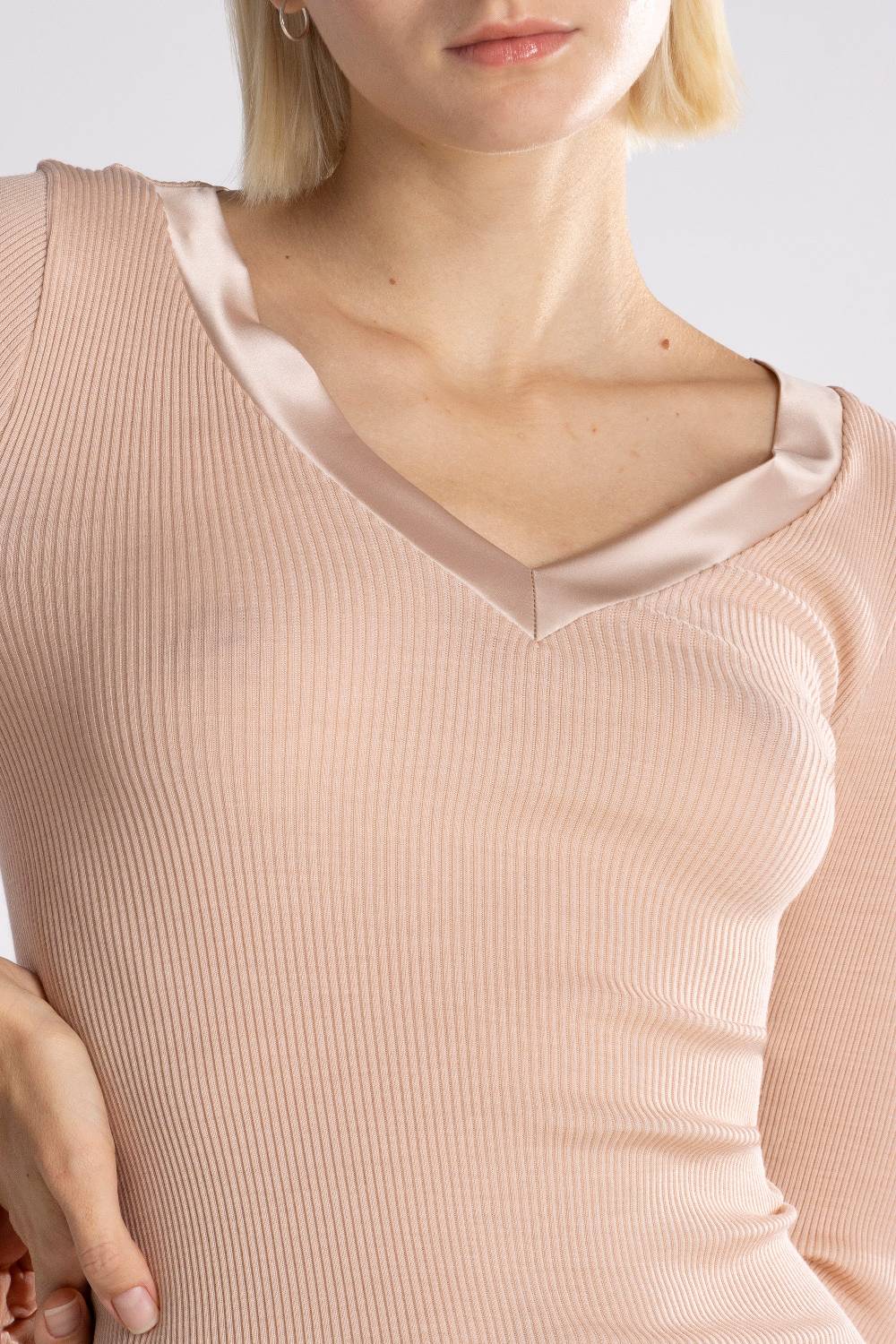 Oscalito Maglia a maniche lunghe con scollo a V in raso di lana e seta 4248 Nuovo