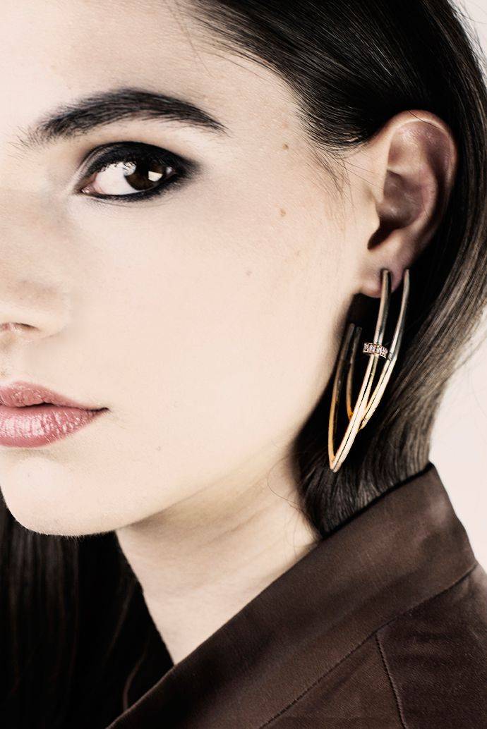 Paola Grande Gioielli NEON Orecchino 'Neon' angolo grande con pietre bianche Qualità Garantita