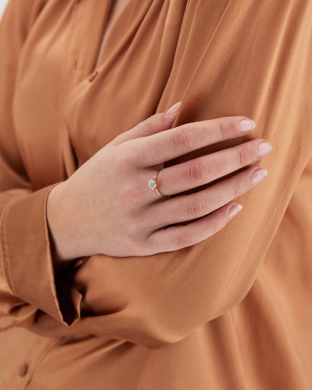 Nanis Anello di fidanzamento "DANCING ÉLITE" romantico in oro rosa e diamant – Nanis Italian Jewels Presa