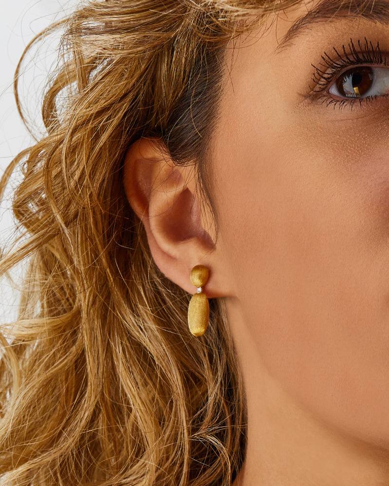 Nanis Orecchini "DANCING ÉLITE" pendenti piccoli incisi a mano in oro e diam – Nanis Italian Jewels Pezzi Unici