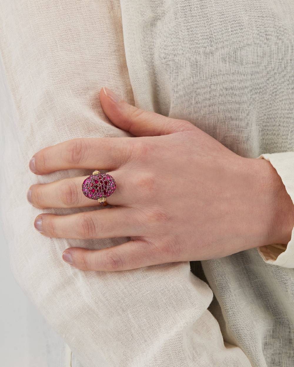 Nanis Anello "DANCING REVERSE" double face in oro, zaffiri rosa, rubini, opa – Nanis Italian Jewels 2025