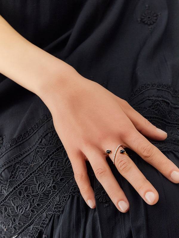 Nanis Anello ad incrocio "DANCING MYSTERY BLACK" in oro, diamanti e onice ne – Nanis Italian Jewels 2025
