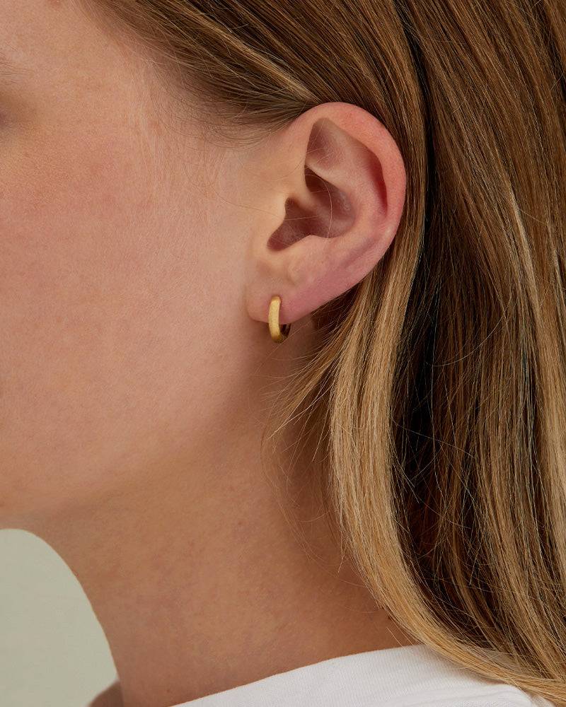 Nanis Orecchini a cerchio piccoli "LIBERA"in oro – Nanis Italian Jewels Italia