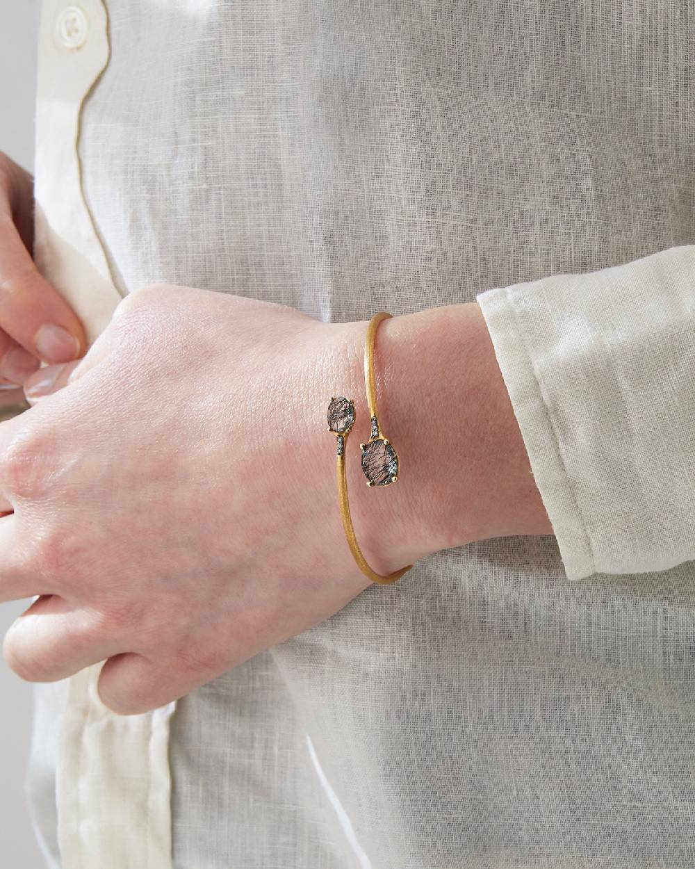 Nanis Bracciale a schiava "IPANEMA" in oro, quarzo rutilato grigio e diamant – Nanis Italian Jewels Ritorno libero