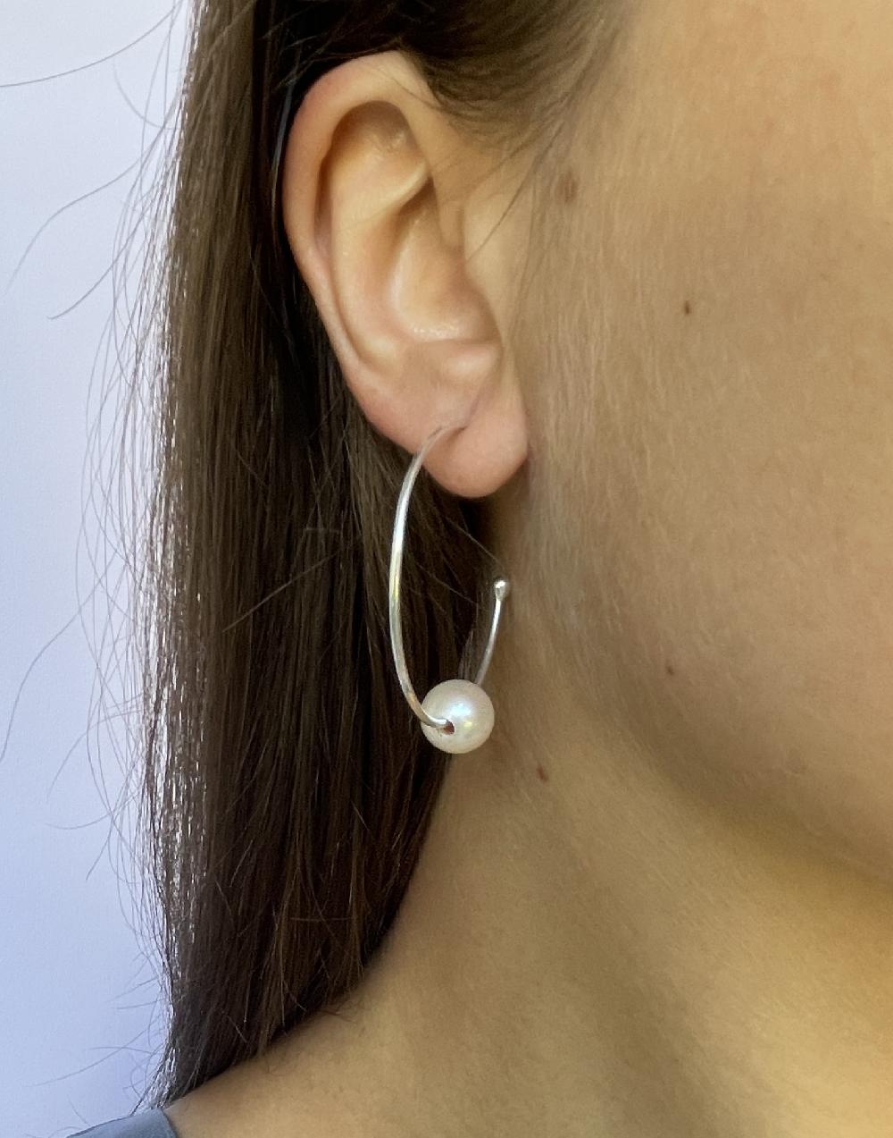 Trimi Gioielli Orecchini artigianali a cerchio con perla di acqua dolce – Luna Solo un giorno rimasto
