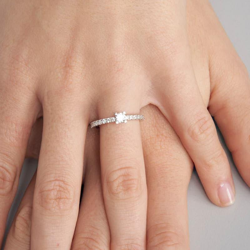 Unoaerre Anello solitario in argento con zirconi | UNOAERRE Gioielli 2025