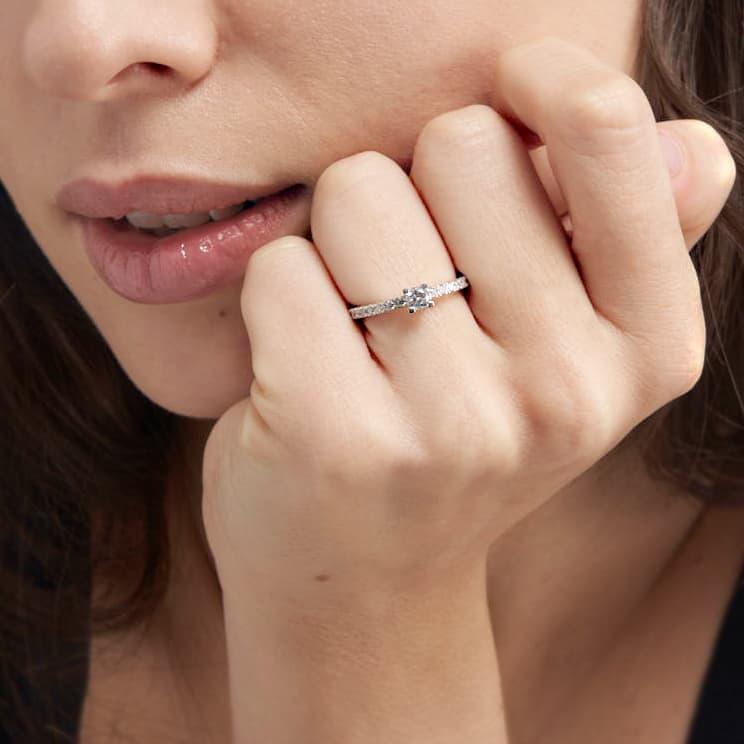 Unoaerre Anello solitario in argento con zirconi | UNOAERRE Gioielli 2025