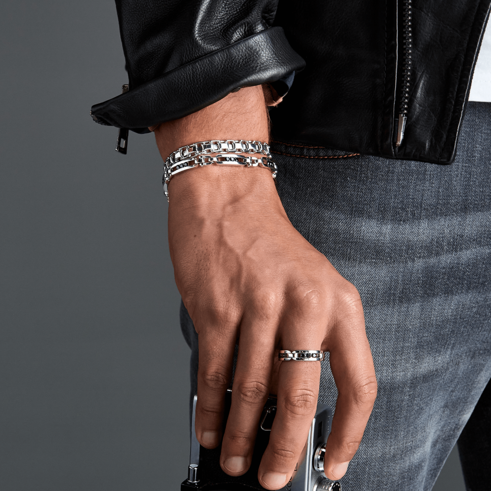 Zancan Anello Zancan in argento a fede con pietre nere Offerta